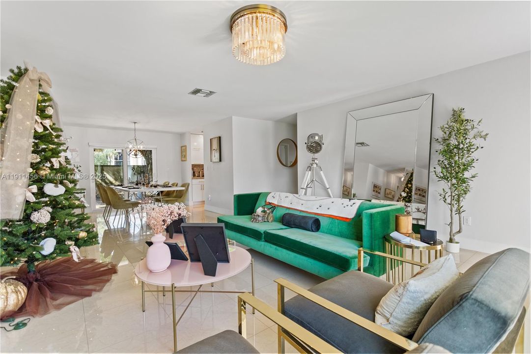 合同活跃: $679,000 (3 贝兹, 2 浴室, 1629 平方英尺)