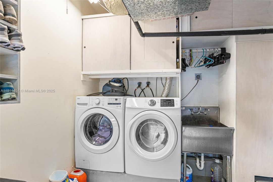 For Sale: $1,650,000 (3 beds, 2 baths, 1415 Square Feet)