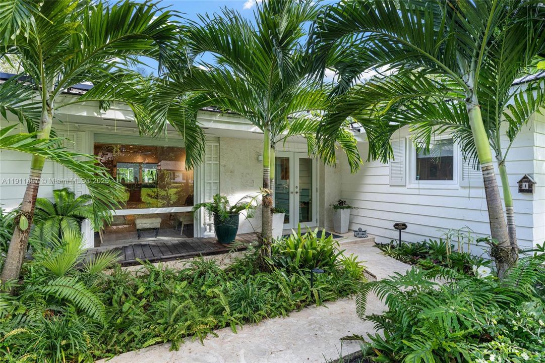 For Sale: $1,650,000 (3 beds, 2 baths, 1415 Square Feet)