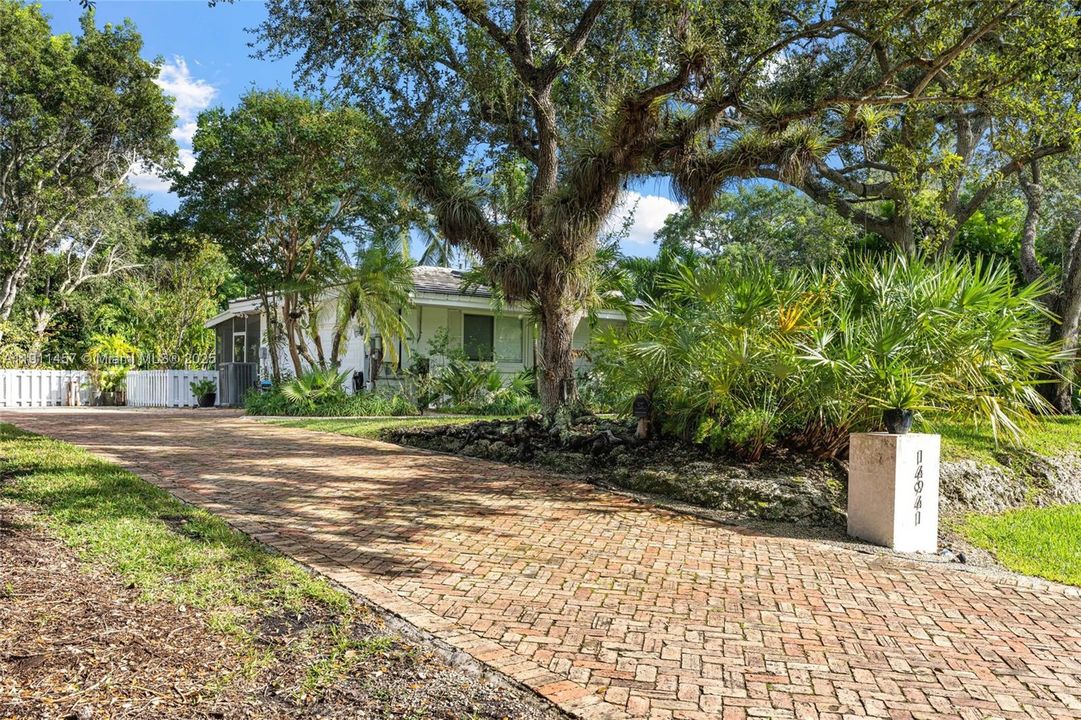 For Sale: $1,650,000 (3 beds, 2 baths, 1415 Square Feet)