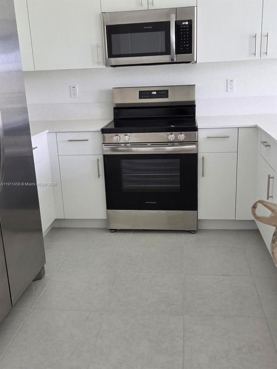 Active With Contract: $2,300 (3 beds, 2 baths, 0 Square Feet)