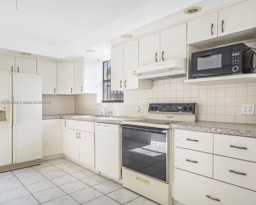 For Sale: $1,098,000 (0 beds, 0 baths, 2525 Square Feet)