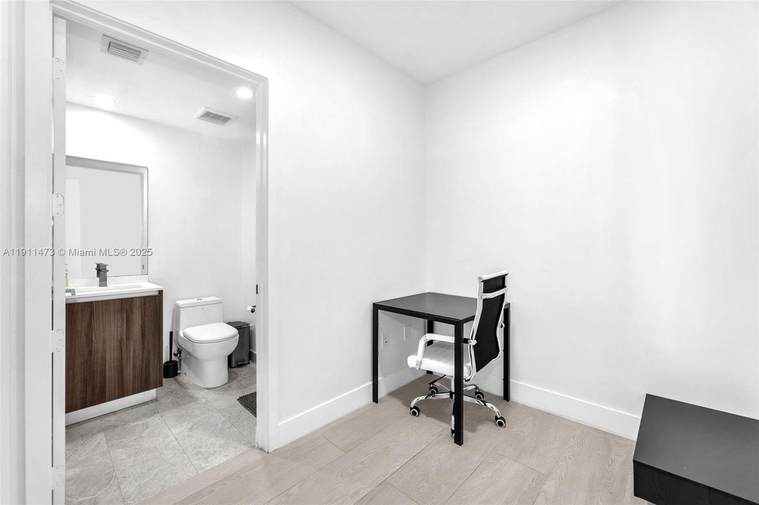 For Sale: $1,100,000 (2 beds, 3 baths, 1161 Square Feet)