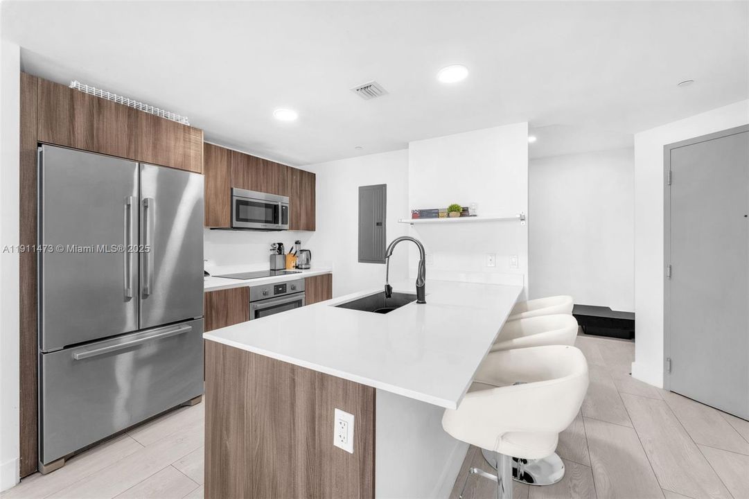 For Sale: $1,100,000 (2 beds, 3 baths, 1161 Square Feet)