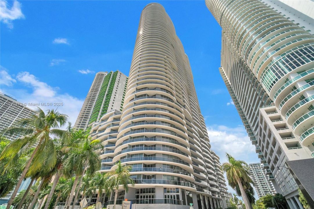 For Sale: $1,100,000 (2 beds, 3 baths, 1161 Square Feet)