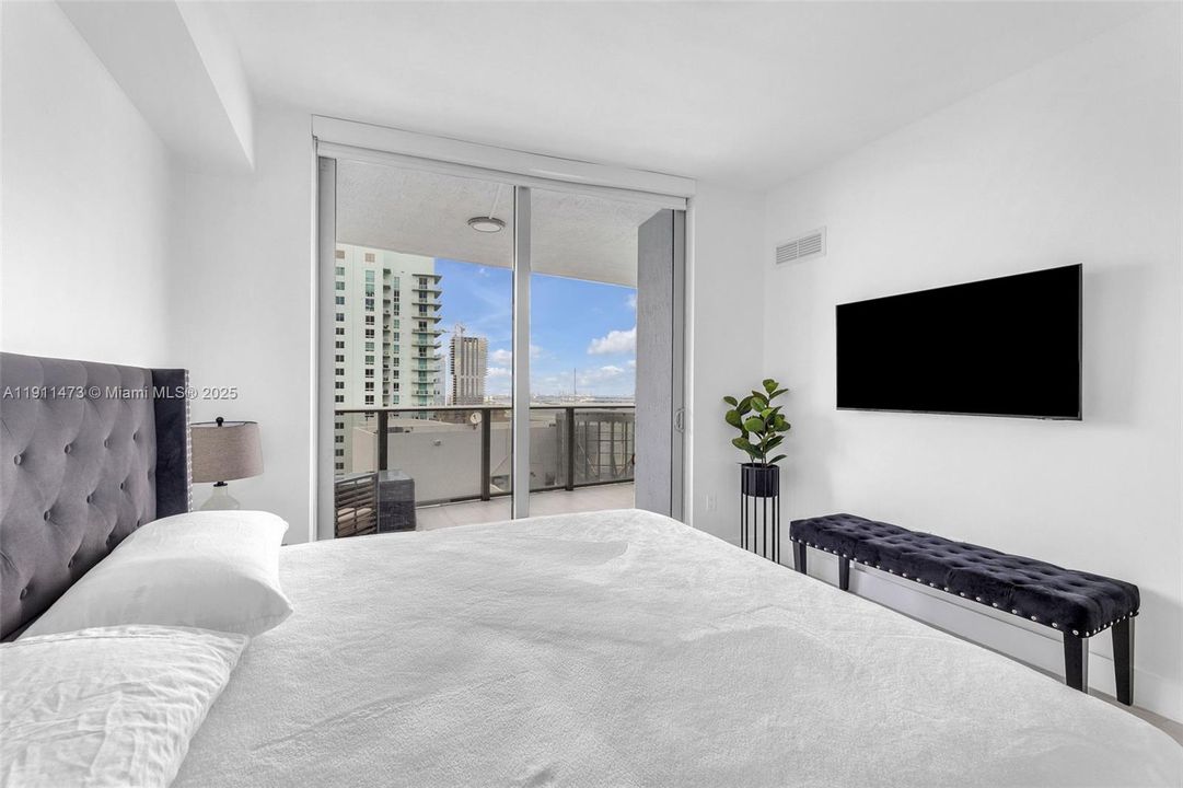 For Sale: $1,100,000 (2 beds, 3 baths, 1161 Square Feet)