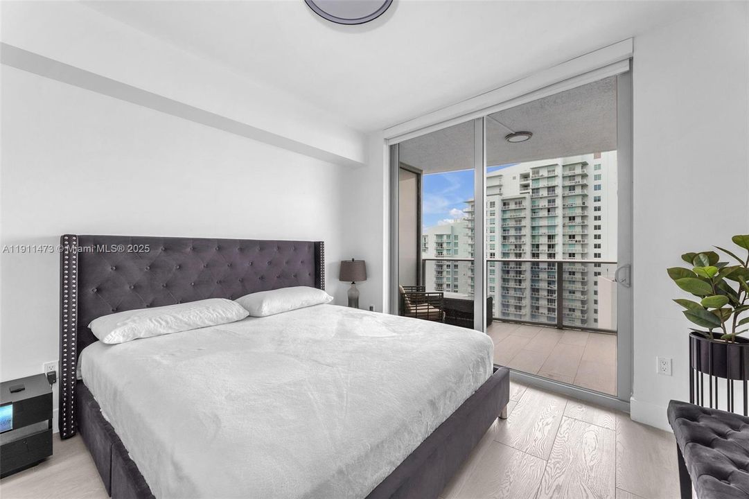 For Sale: $1,100,000 (2 beds, 3 baths, 1161 Square Feet)