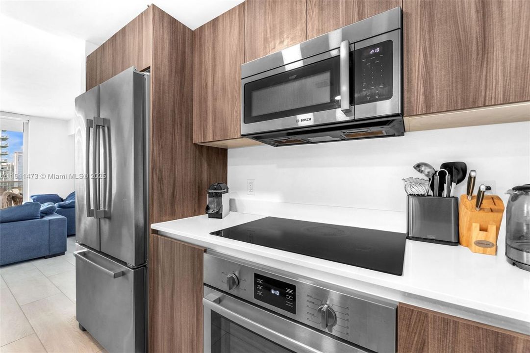 For Sale: $1,100,000 (2 beds, 3 baths, 1161 Square Feet)