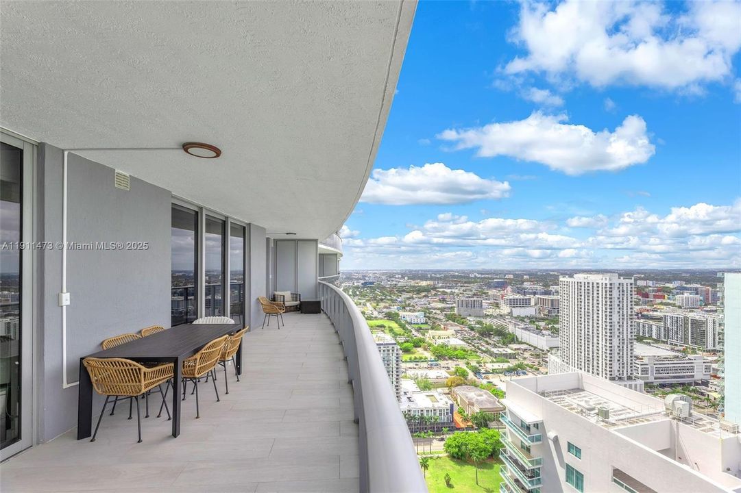 For Sale: $1,100,000 (2 beds, 3 baths, 1161 Square Feet)