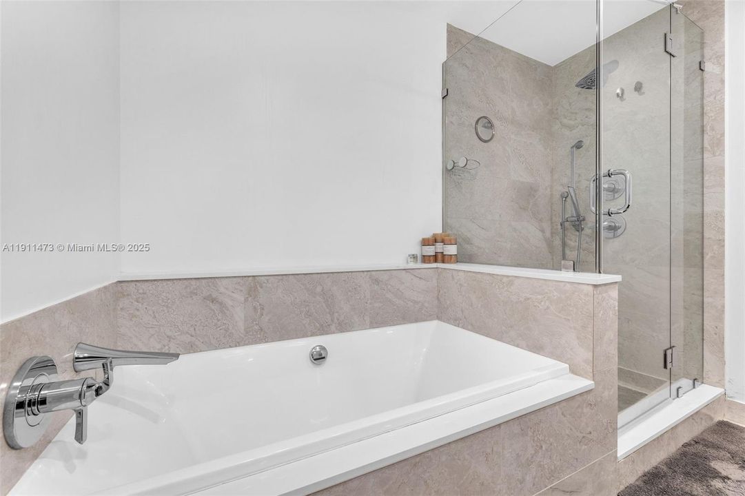 For Sale: $1,100,000 (2 beds, 3 baths, 1161 Square Feet)