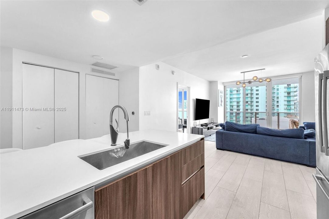 For Sale: $1,100,000 (2 beds, 3 baths, 1161 Square Feet)