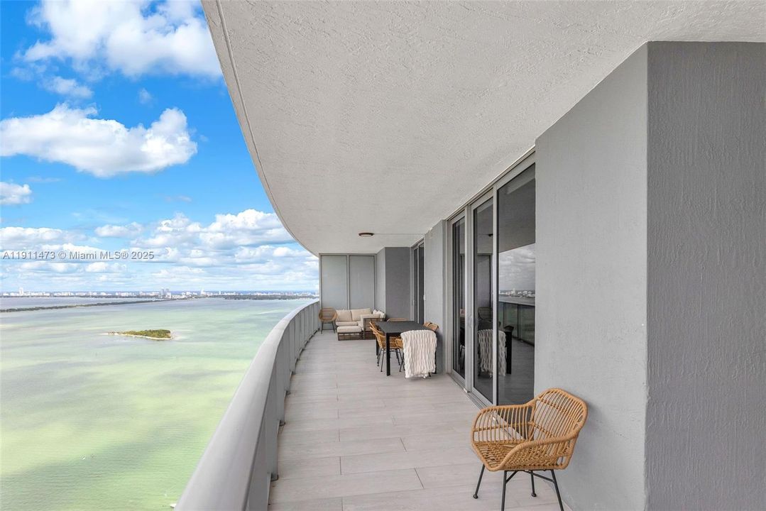 For Sale: $1,100,000 (2 beds, 3 baths, 1161 Square Feet)
