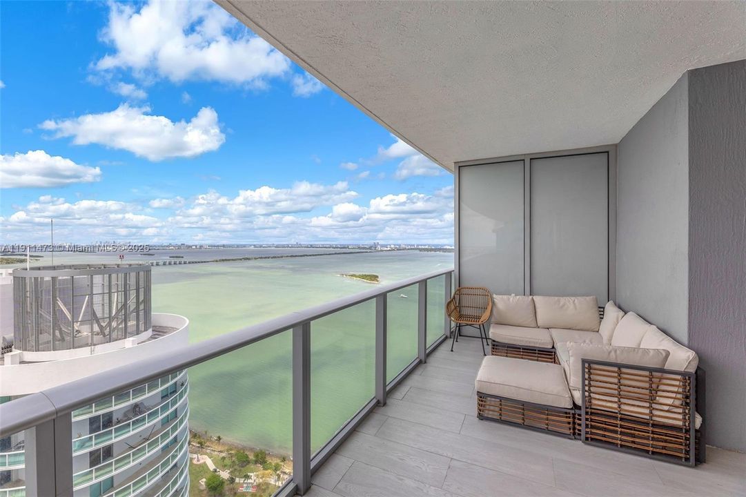 For Sale: $1,100,000 (2 beds, 3 baths, 1161 Square Feet)