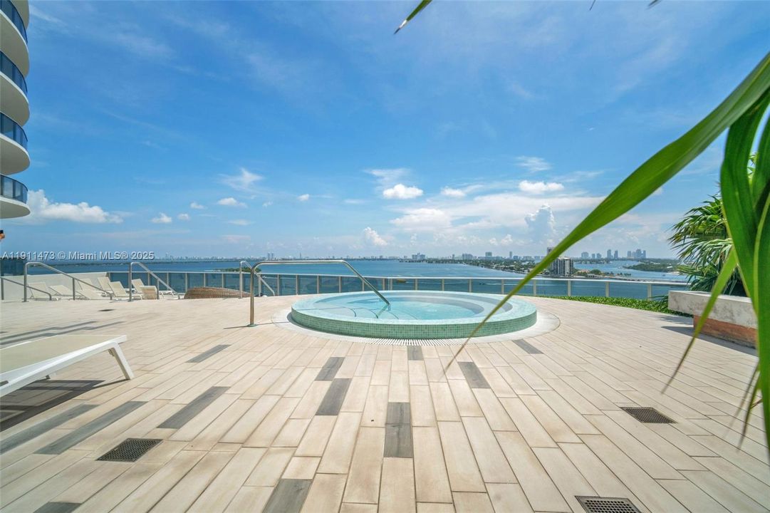 For Sale: $1,100,000 (2 beds, 3 baths, 1161 Square Feet)