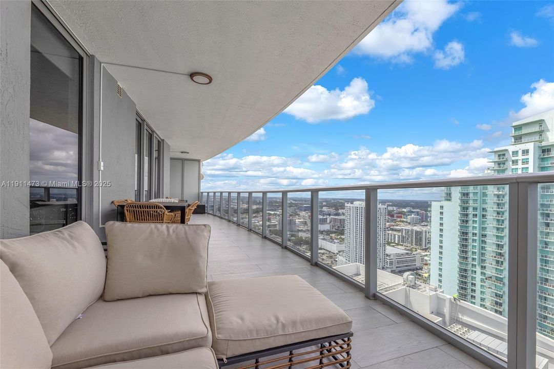 For Sale: $1,100,000 (2 beds, 3 baths, 1161 Square Feet)
