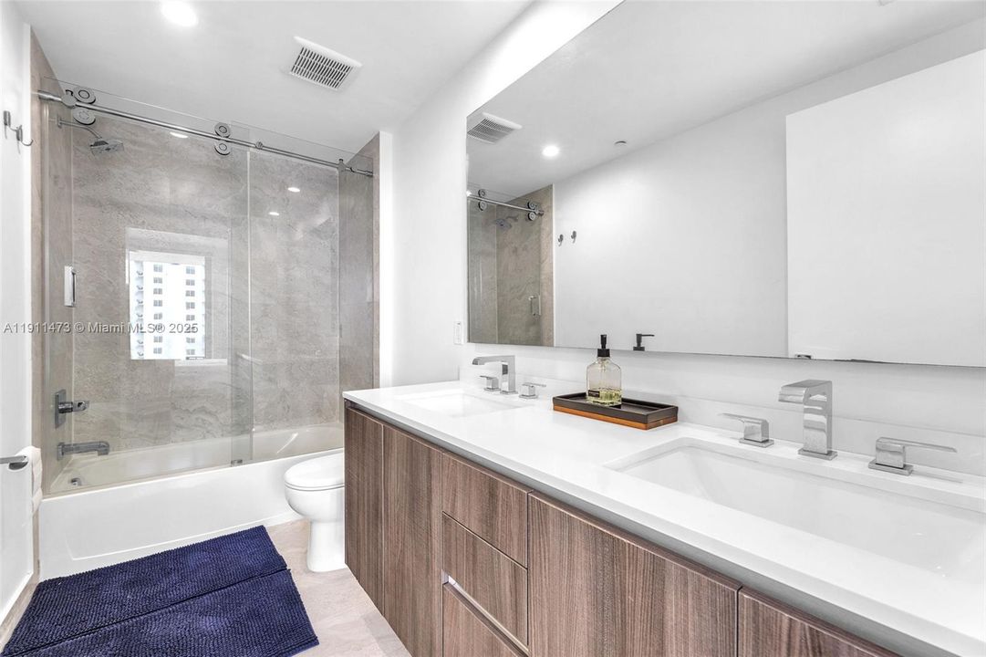For Sale: $1,100,000 (2 beds, 3 baths, 1161 Square Feet)