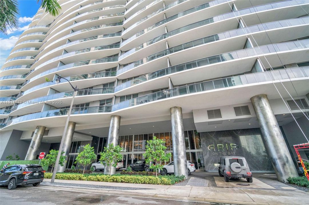 For Sale: $1,100,000 (2 beds, 3 baths, 1161 Square Feet)