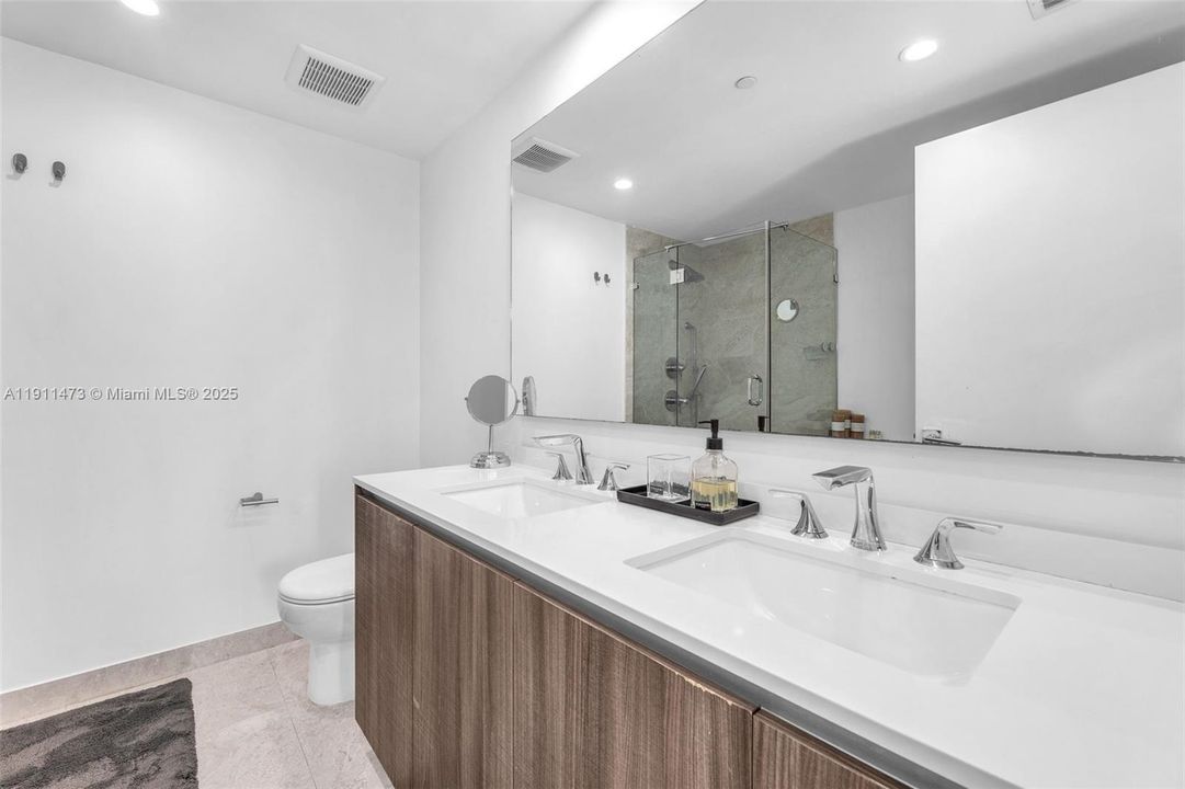 For Sale: $1,100,000 (2 beds, 3 baths, 1161 Square Feet)