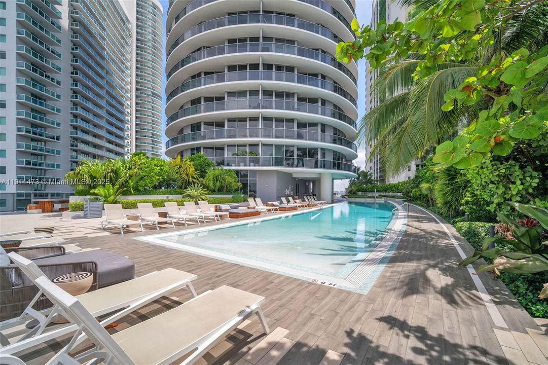 For Sale: $1,100,000 (2 beds, 3 baths, 1161 Square Feet)