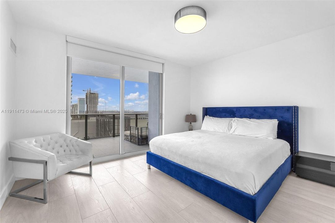 For Sale: $1,100,000 (2 beds, 3 baths, 1161 Square Feet)