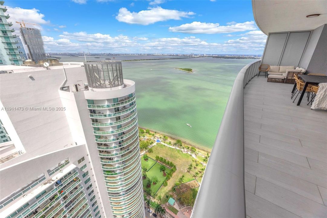 For Sale: $1,100,000 (2 beds, 3 baths, 1161 Square Feet)