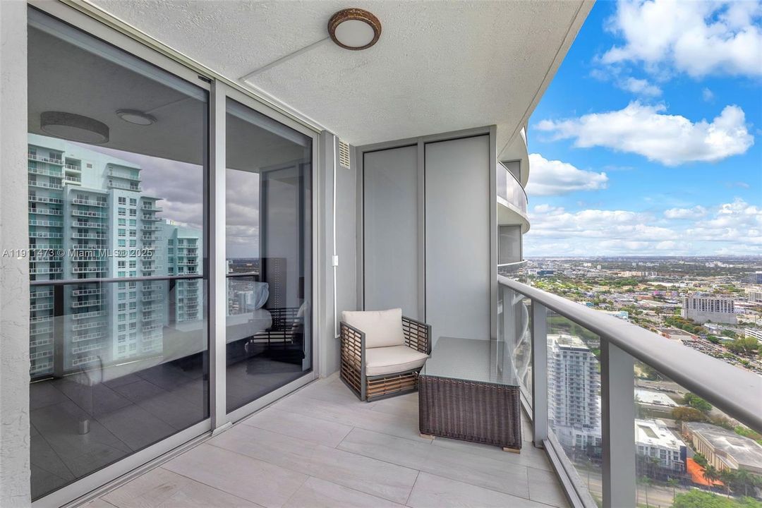 For Sale: $1,100,000 (2 beds, 3 baths, 1161 Square Feet)