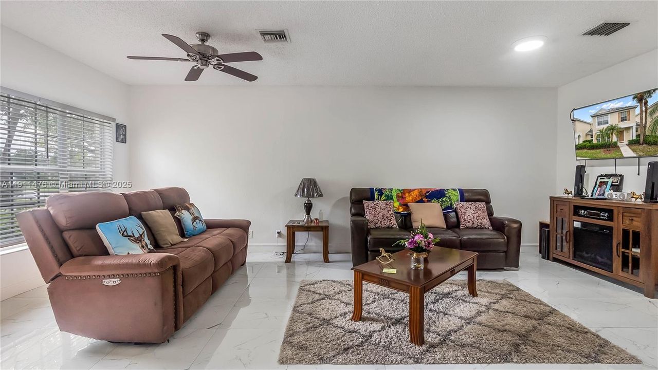 合同活跃: $439,900 (3 贝兹, 2 浴室, 1627 平方英尺)