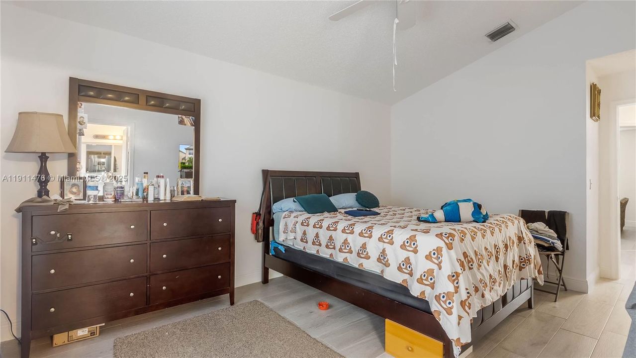 合同活跃: $439,900 (3 贝兹, 2 浴室, 1627 平方英尺)