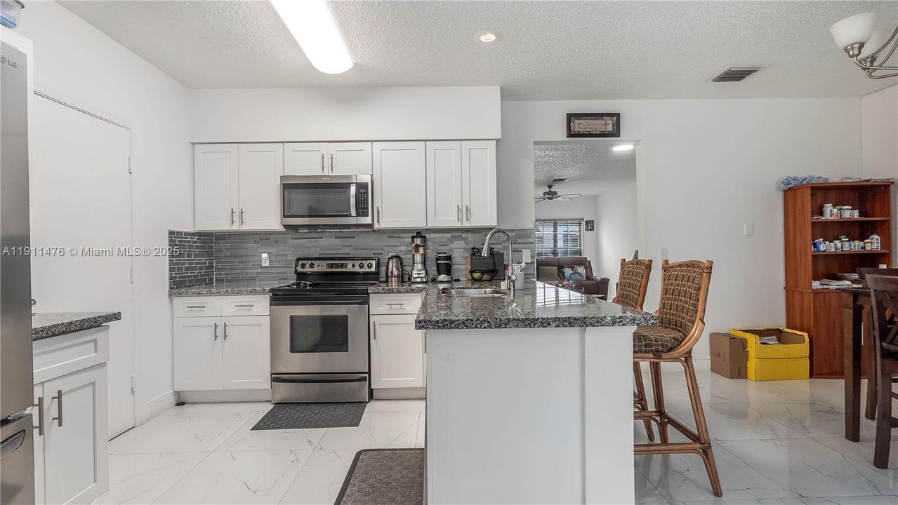 合同活跃: $439,900 (3 贝兹, 2 浴室, 1627 平方英尺)