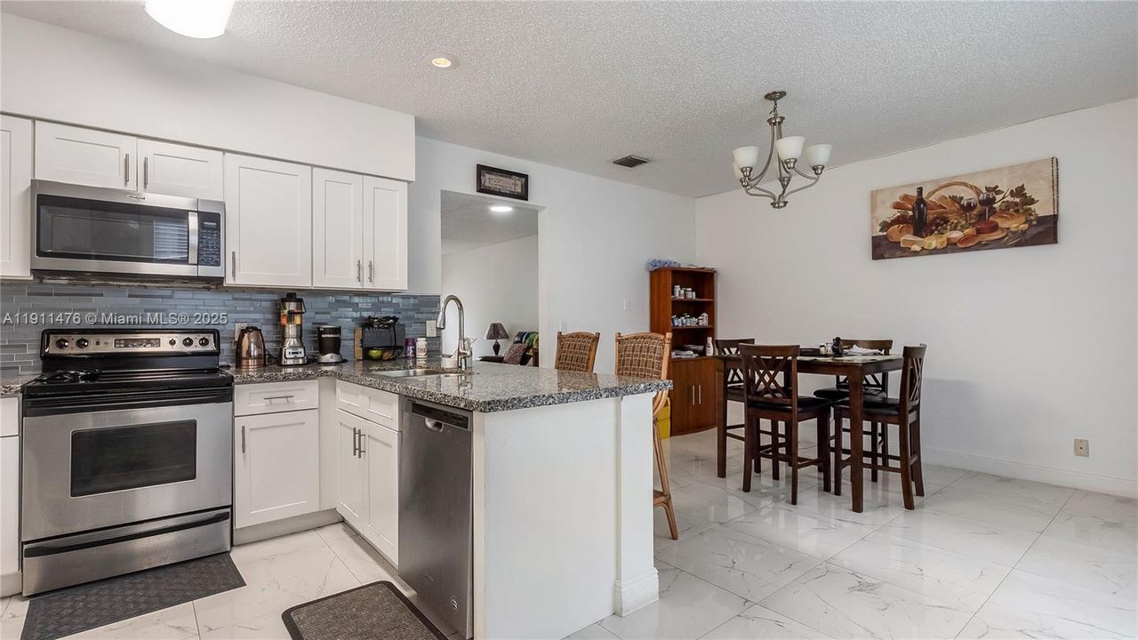 合同活跃: $439,900 (3 贝兹, 2 浴室, 1627 平方英尺)