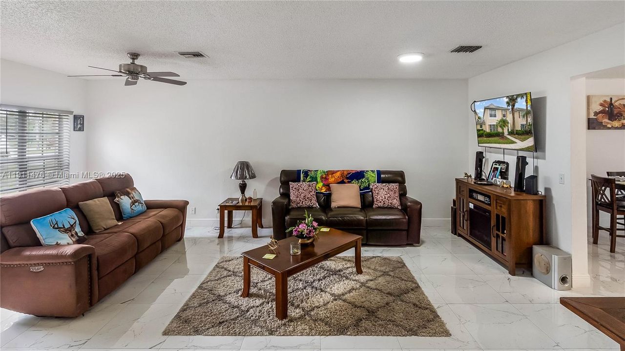 合同活跃: $439,900 (3 贝兹, 2 浴室, 1627 平方英尺)