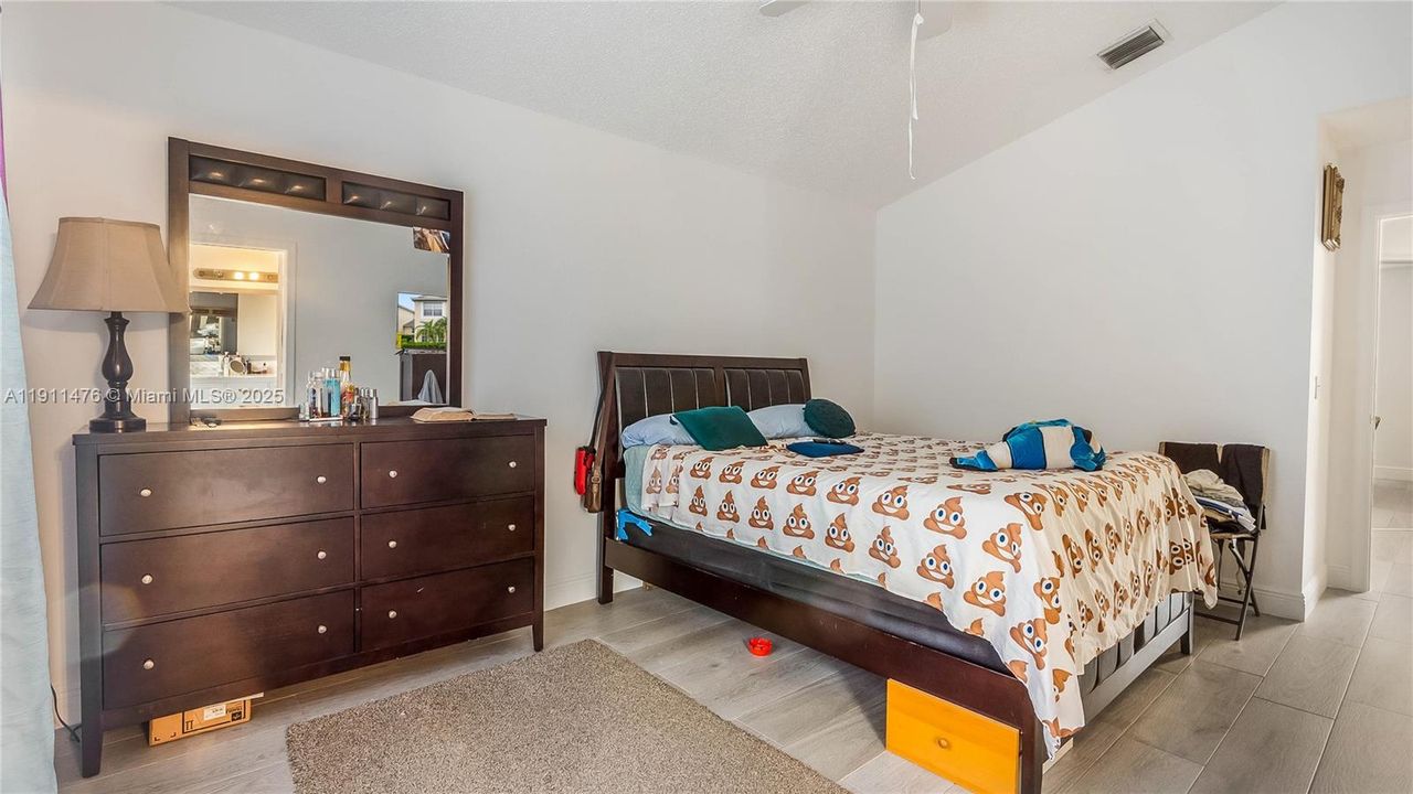 合同活跃: $439,900 (3 贝兹, 2 浴室, 1627 平方英尺)