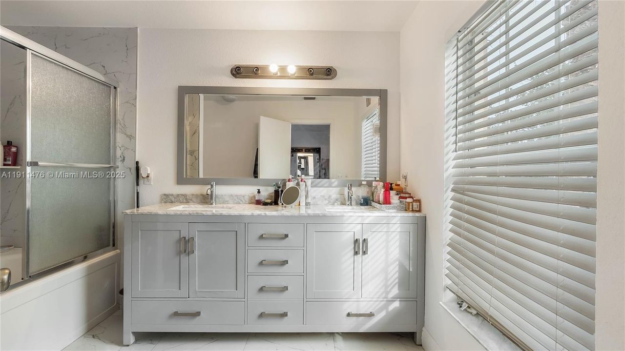 合同活跃: $439,900 (3 贝兹, 2 浴室, 1627 平方英尺)