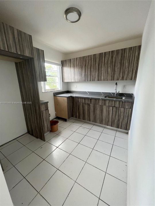 For Rent: $1,995 (2 beds, 1 baths, 741 Square Feet)