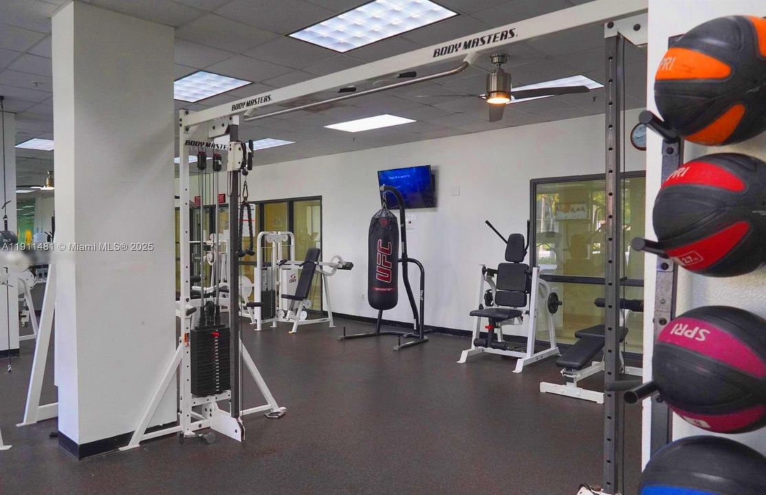 For Sale: $499,500 (1 beds, 1 baths, 1005 Square Feet)