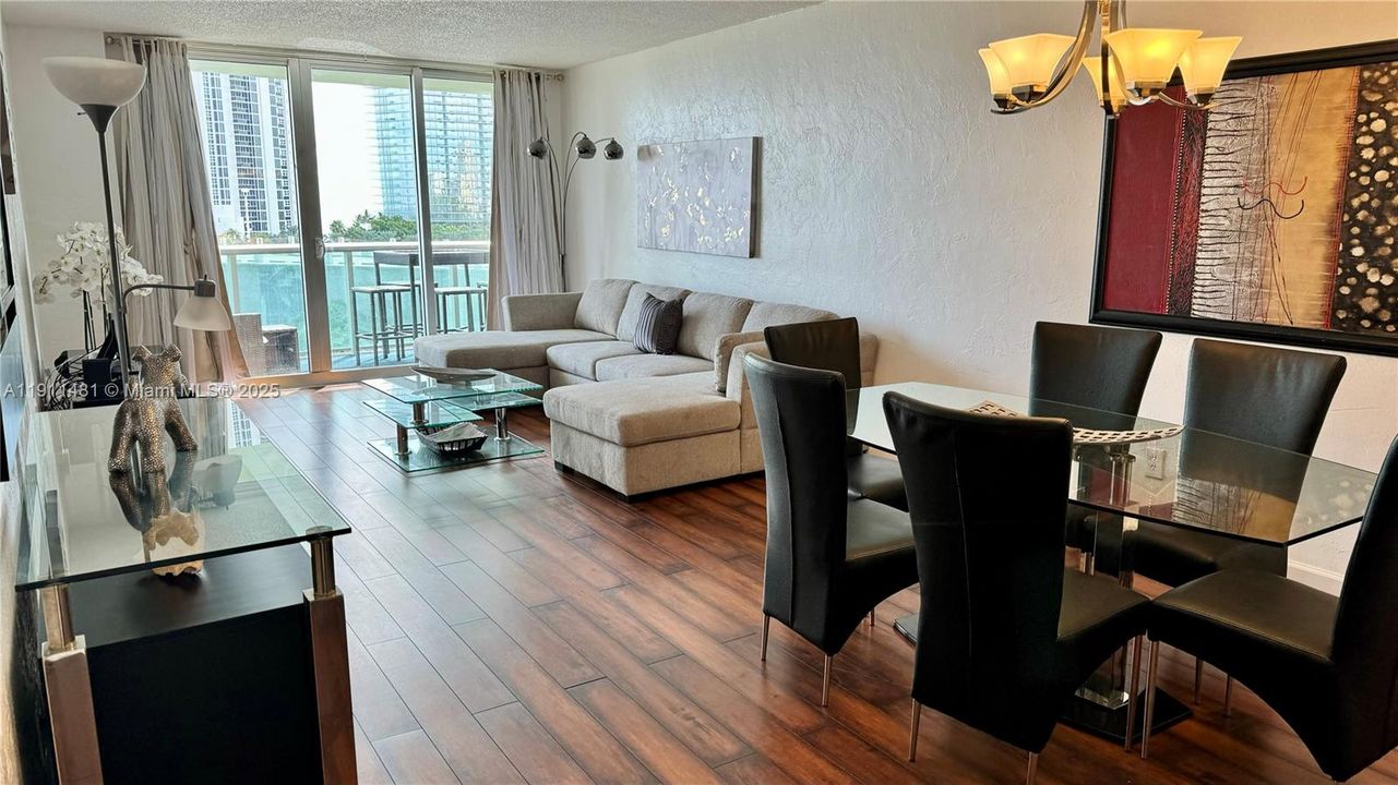 For Sale: $499,500 (1 beds, 1 baths, 1005 Square Feet)