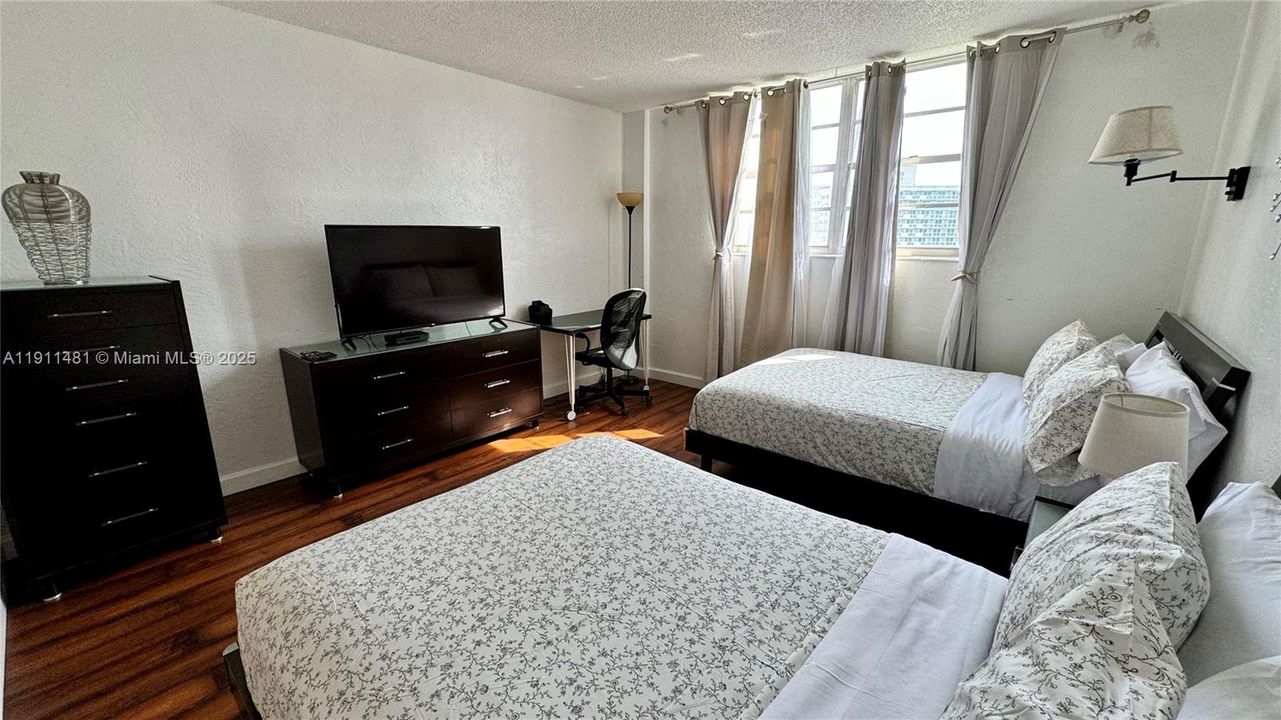 For Sale: $499,500 (1 beds, 1 baths, 1005 Square Feet)