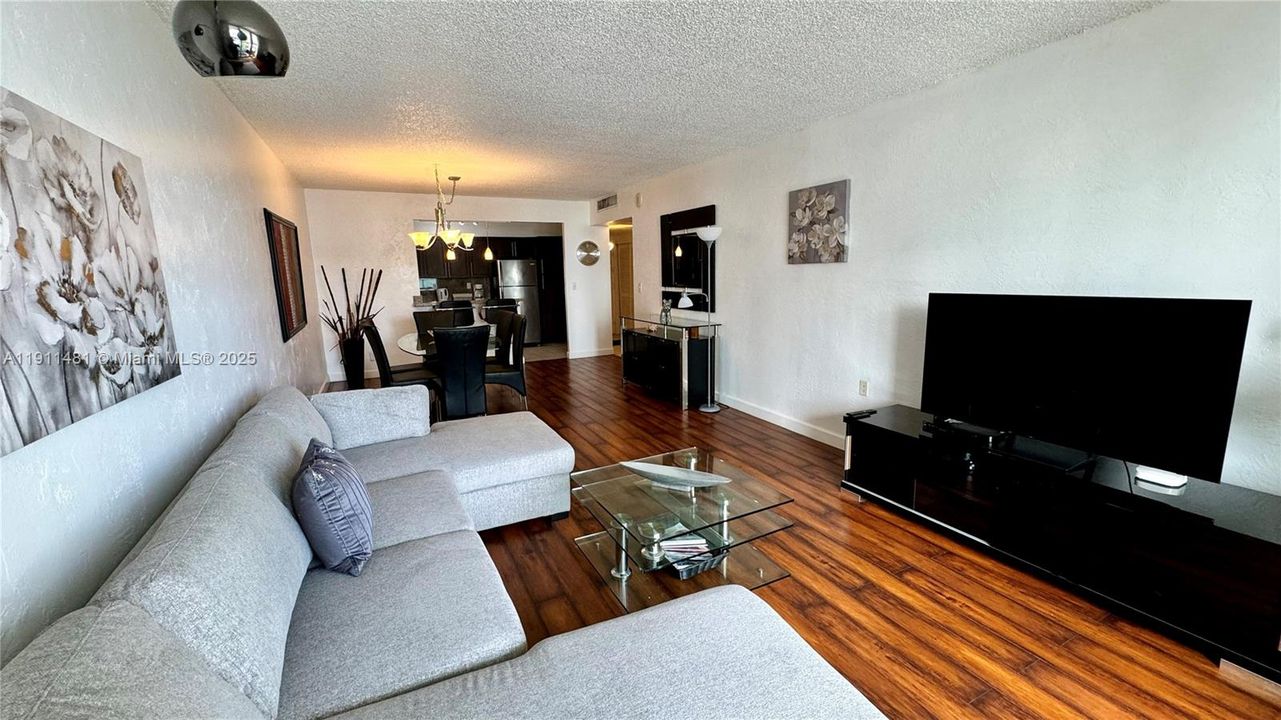 For Sale: $499,500 (1 beds, 1 baths, 1005 Square Feet)