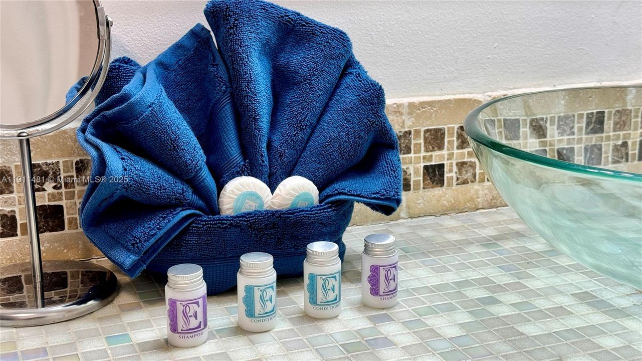 For Sale: $499,500 (1 beds, 1 baths, 1005 Square Feet)