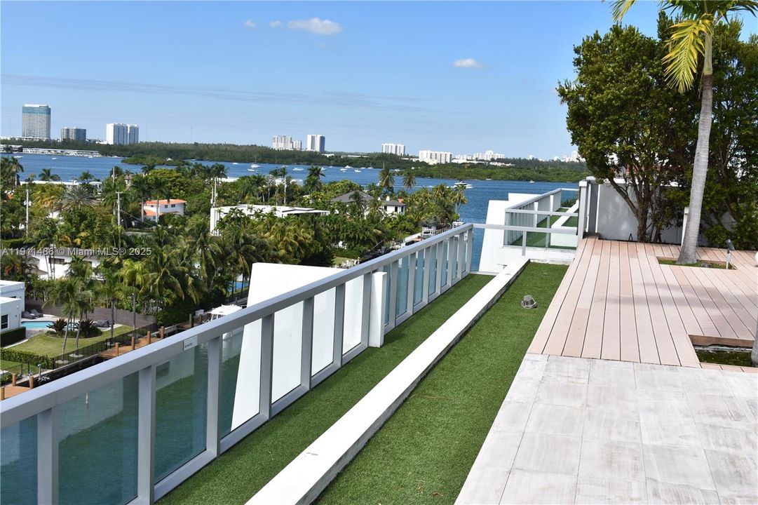 出租: $7,750 (2 贝兹, 2 浴室, 1280 平方英尺)