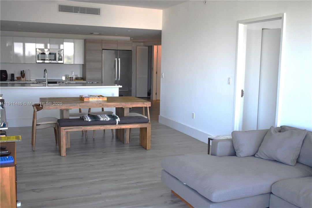 出租: $7,750 (2 贝兹, 2 浴室, 1280 平方英尺)