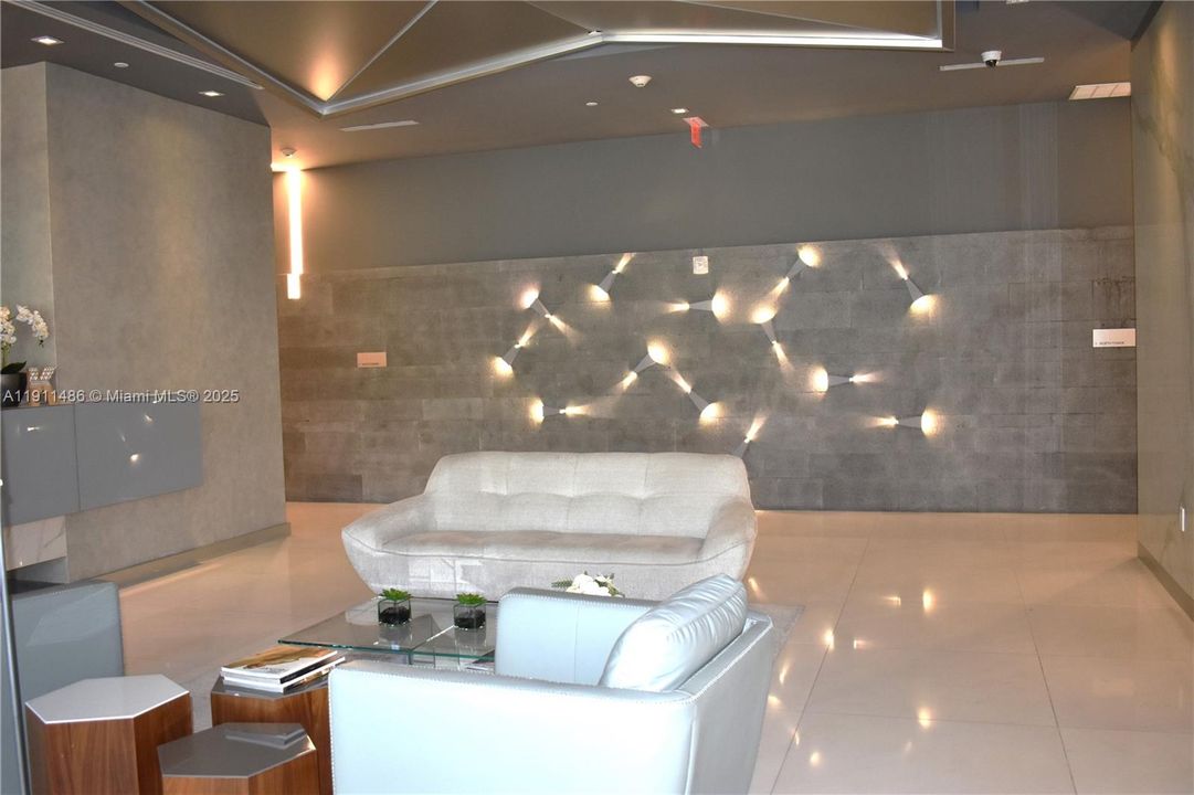 出租: $7,750 (2 贝兹, 2 浴室, 1280 平方英尺)