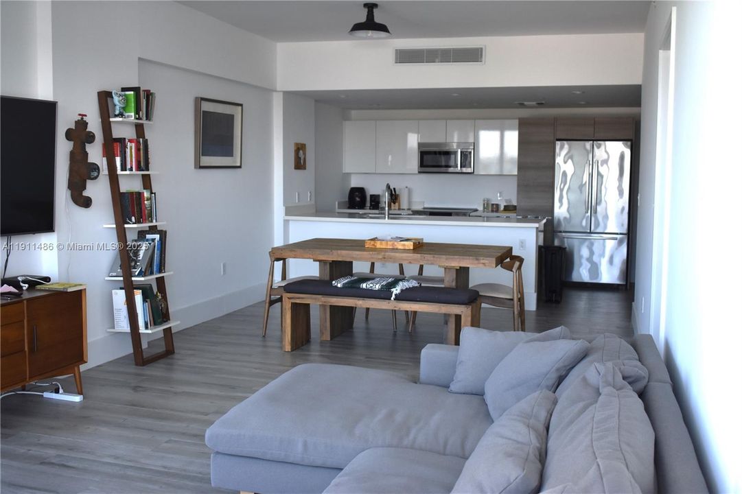 出租: $7,750 (2 贝兹, 2 浴室, 1280 平方英尺)