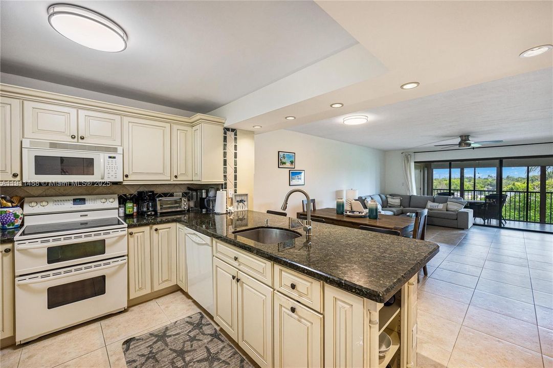 出租: $4,000 (2 贝兹, 2 浴室, 1278 平方英尺)