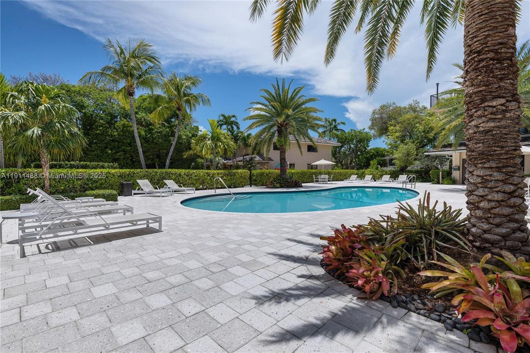 出租: $4,000 (2 贝兹, 2 浴室, 1278 平方英尺)