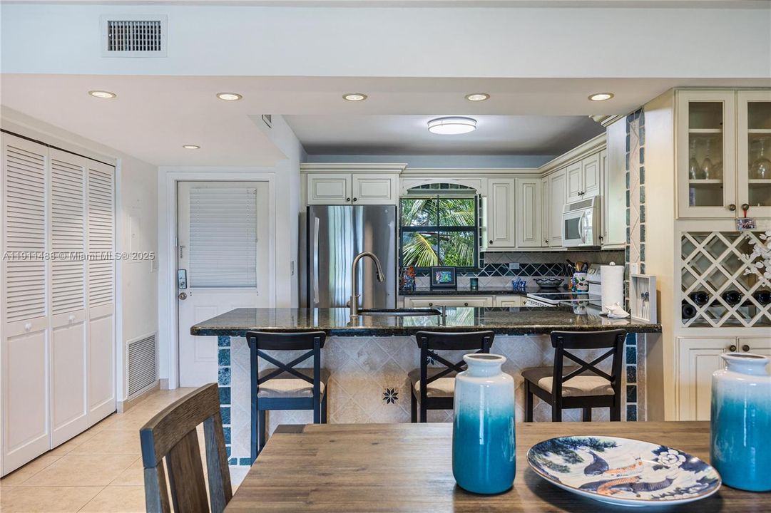 出租: $4,000 (2 贝兹, 2 浴室, 1278 平方英尺)