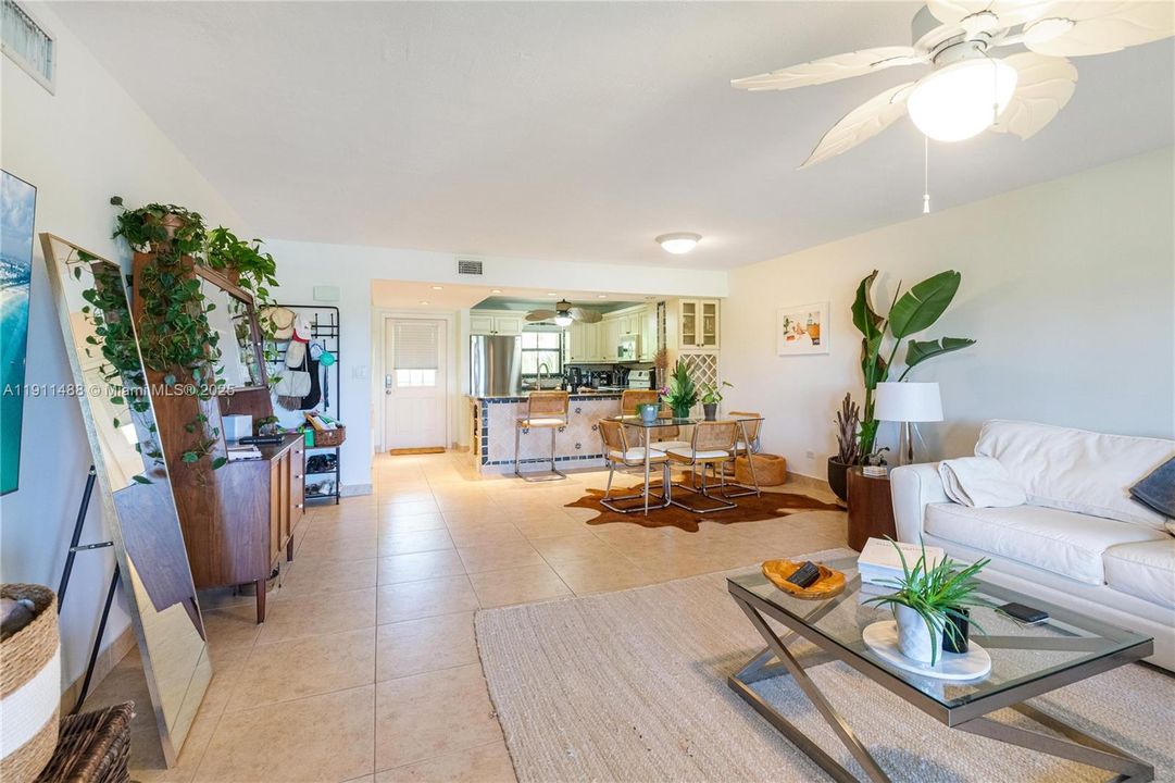 出租: $4,000 (2 贝兹, 2 浴室, 1278 平方英尺)