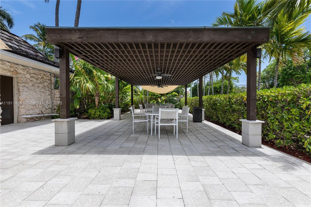 出租: $4,000 (2 贝兹, 2 浴室, 1278 平方英尺)