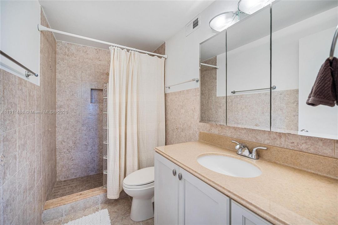 出租: $4,000 (2 贝兹, 2 浴室, 1278 平方英尺)