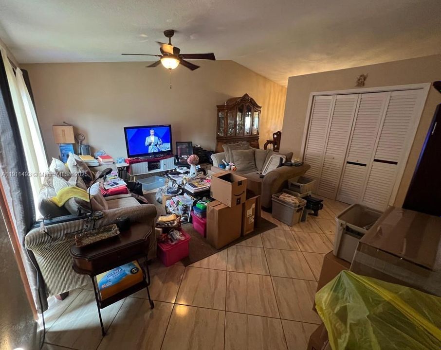 На продажу: $255,000 (2 спален, 2 ванн, 1200 Квадратных фут)